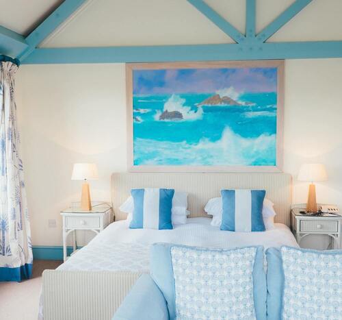 Image de la chambre d'hôtel montrant un lit avec un style sur la mer